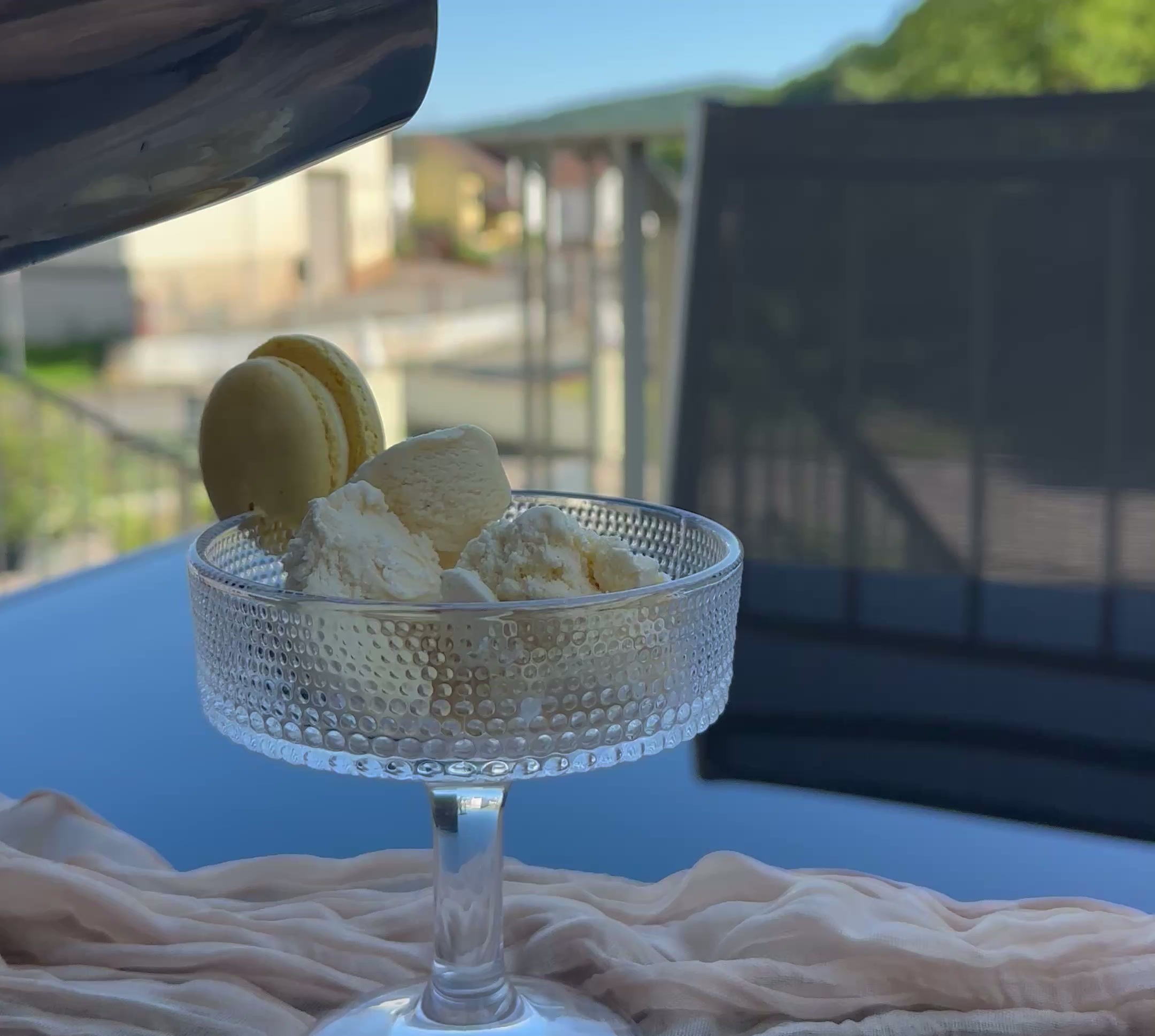 Eisdessert mit Macaron